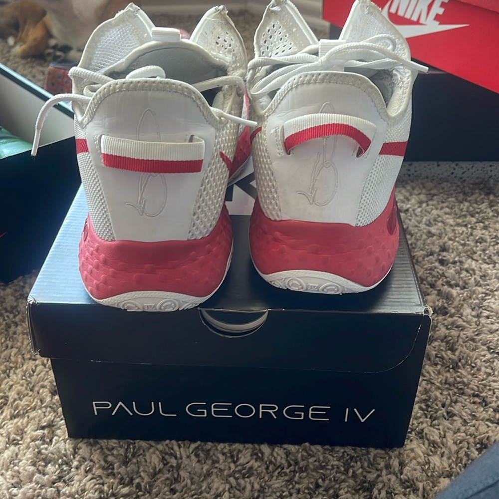 Basketball shoes Paul George IV